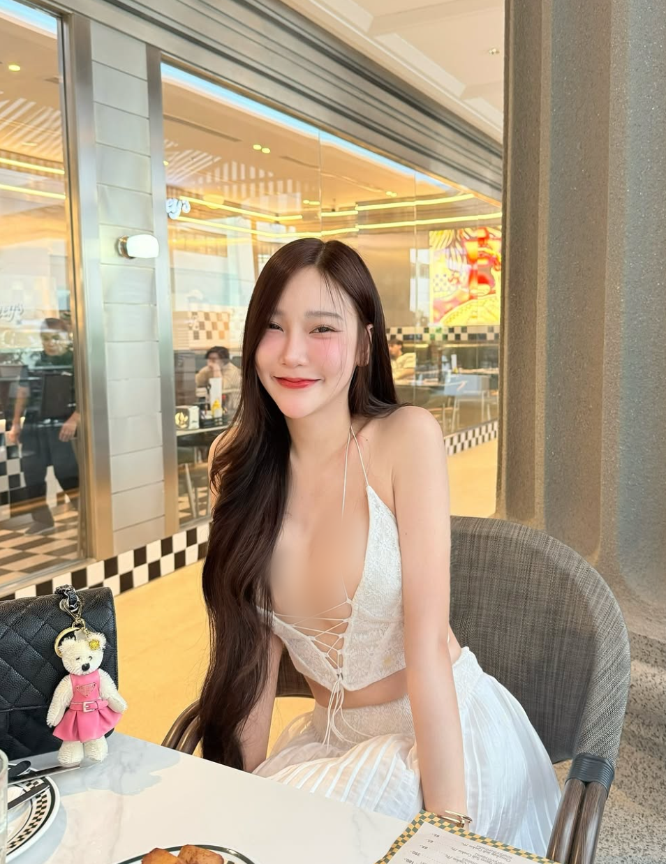 Nhiều người cho rằng trang phục của hot girl người Thái Lan hở hang quá đà, không nên diện ở nơi công cộng.
