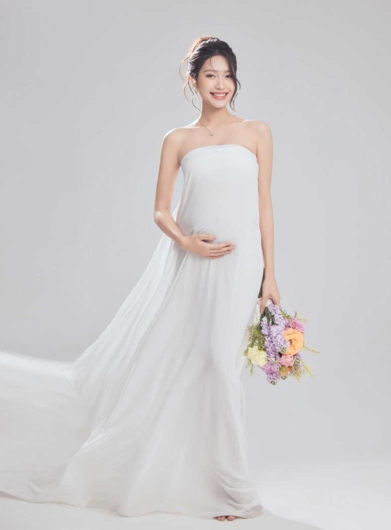 Dù mang thai ở những tháng đầu, Doãn Hải My đã có những thay đổi về vóc dáng. Tuy nhiên, cô vẫn giữ được nét đẹp thanh tú và rạng rỡ.