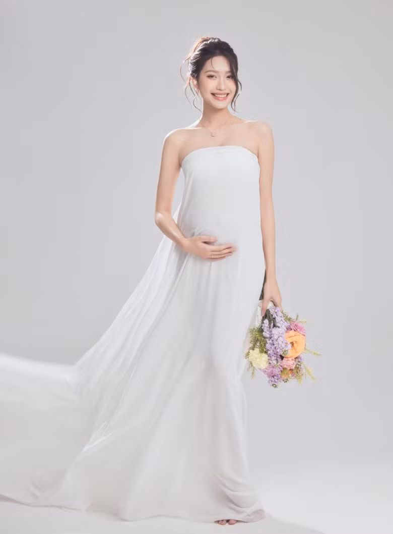 Dù mang thai ở những tháng đầu, Doãn Hải My đã có những thay đổi về vóc dáng. Tuy nhiên, cô vẫn giữ được nét đẹp thanh tú và rạng rỡ.