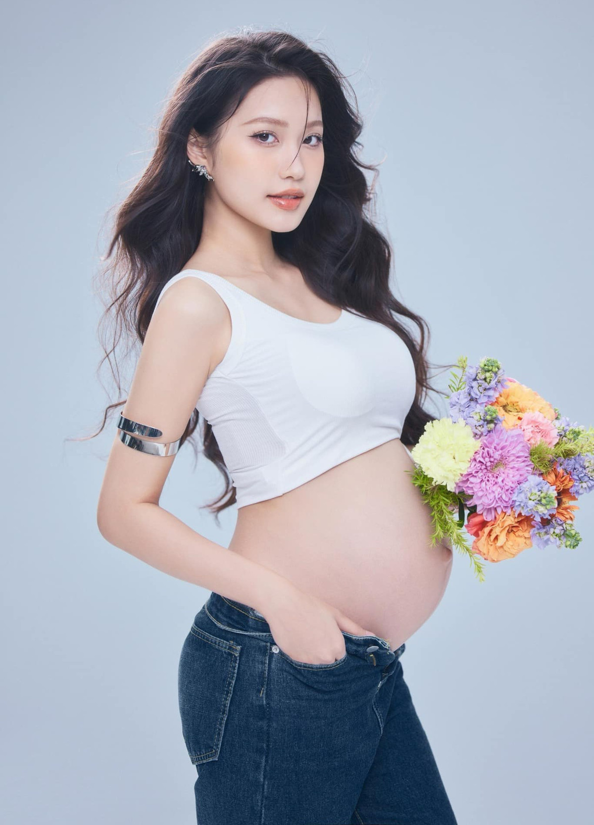 Người đẹp Doãn Hải My xác nhận thông tin mang thai bằng bộ ảnh kỷ niệm hoành tráng.