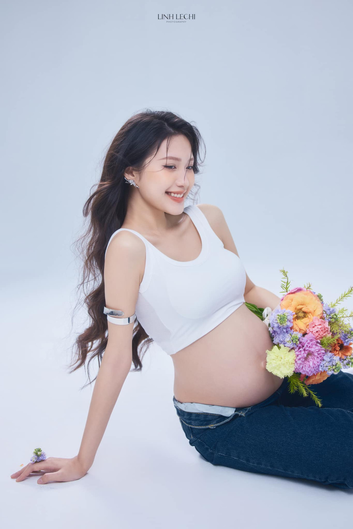 Nhiều người bình luận rằng Doãn Hải My ngày càng xinh đẹp và mặn mà hơn khi mang thai con đầu lòng.