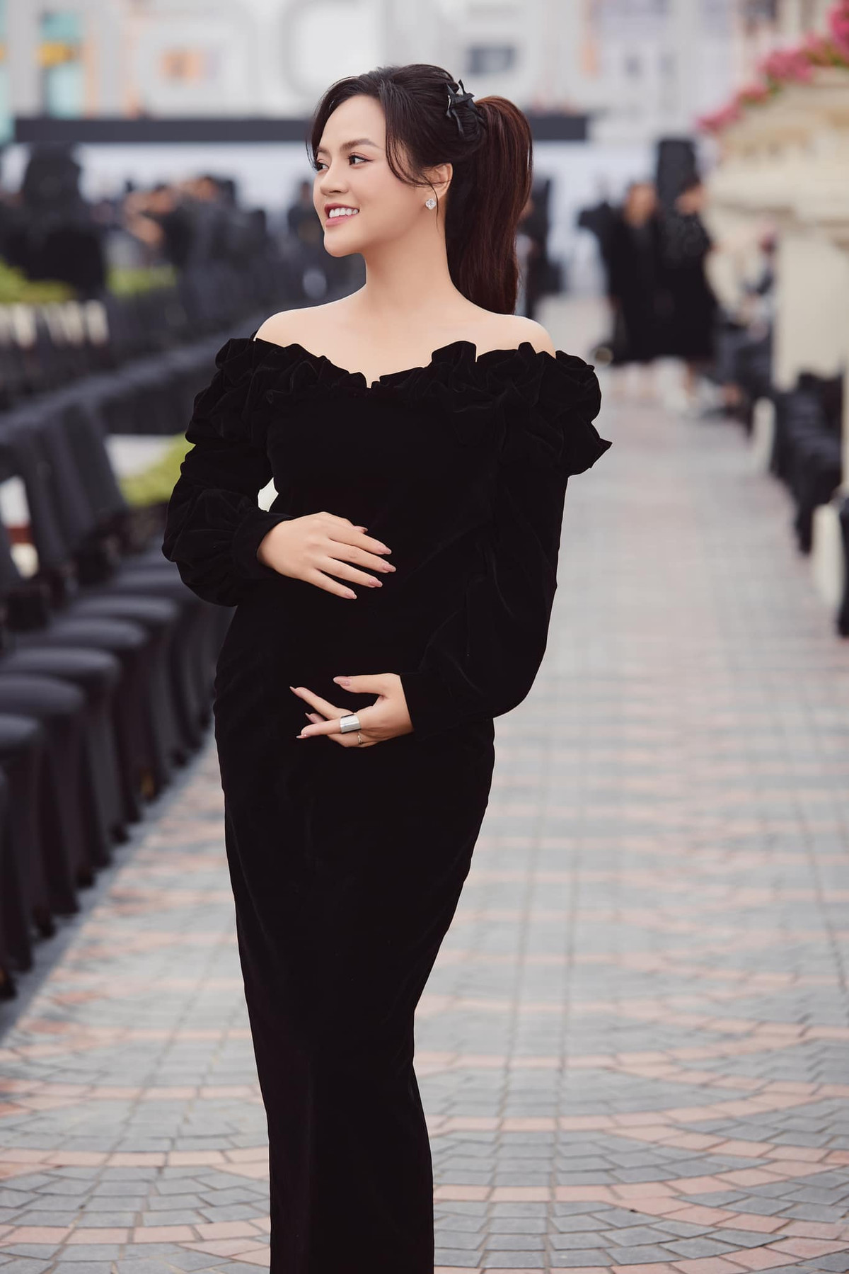 Tuy nhiên vì là người khá kín tiếng về đời tư nên hình ảnh mang bầu của Thu Quỳnh không được đăng tải nhiều.