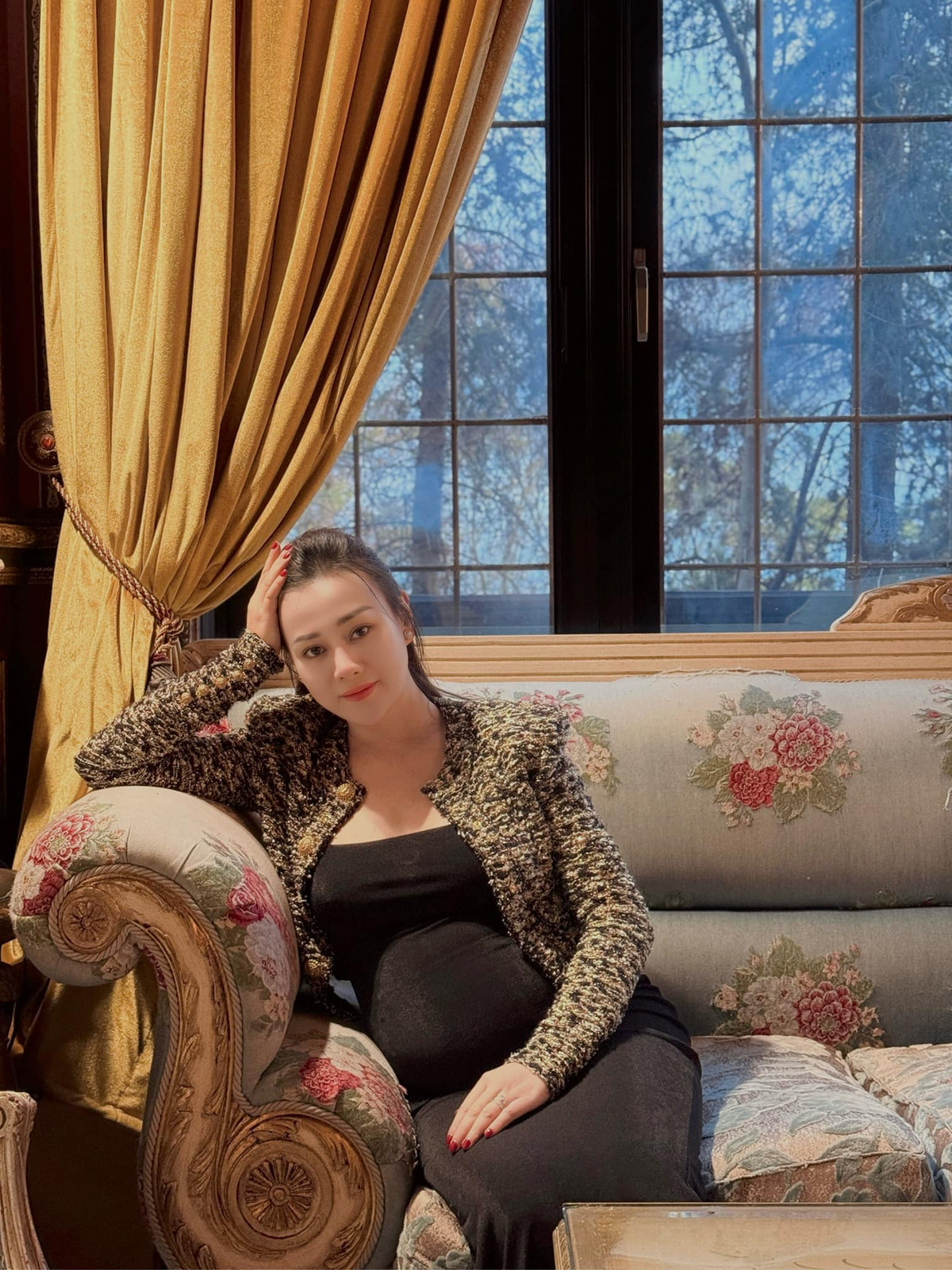 Trong suốt hành trình mang thai, nữ diễn viên thường xuyên diện váy ôm sát tôn đường cong đẹp mắt.