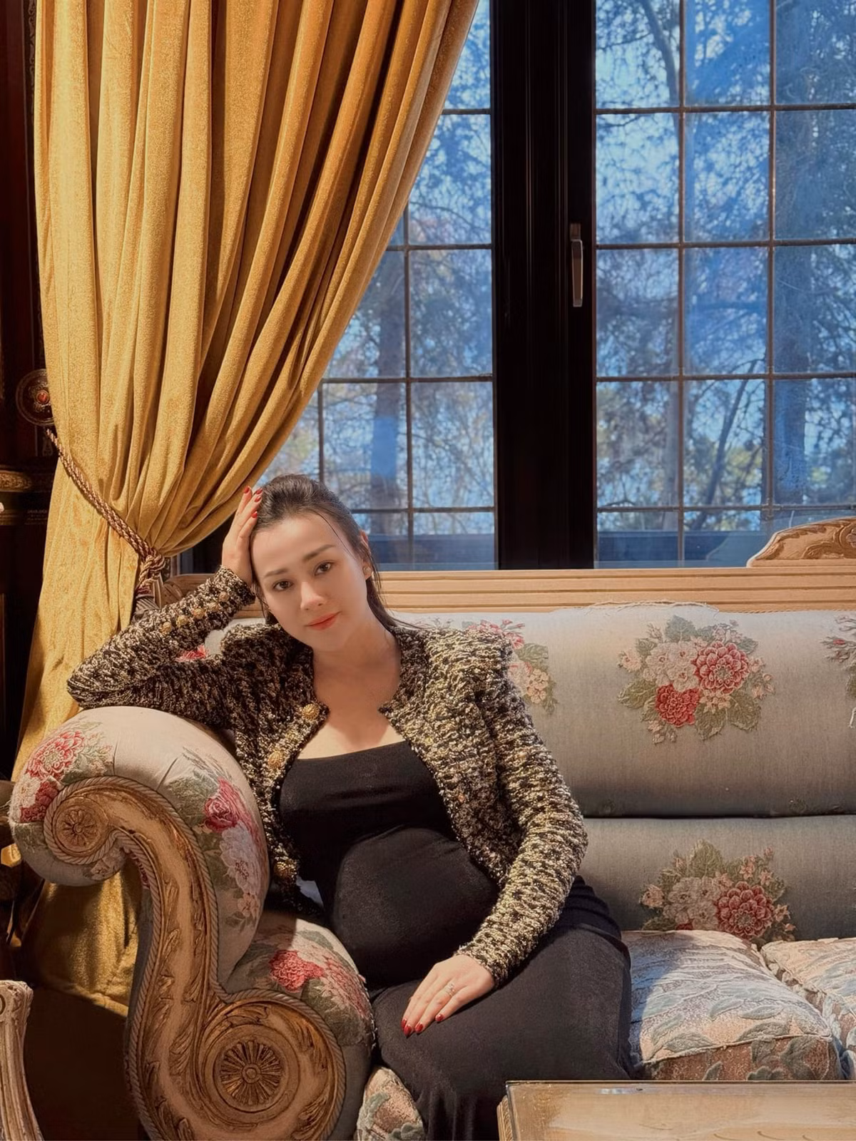 Trong suốt hành trình mang thai, nữ diễn viên thường xuyên diện váy ôm sát tôn đường cong đẹp mắt.