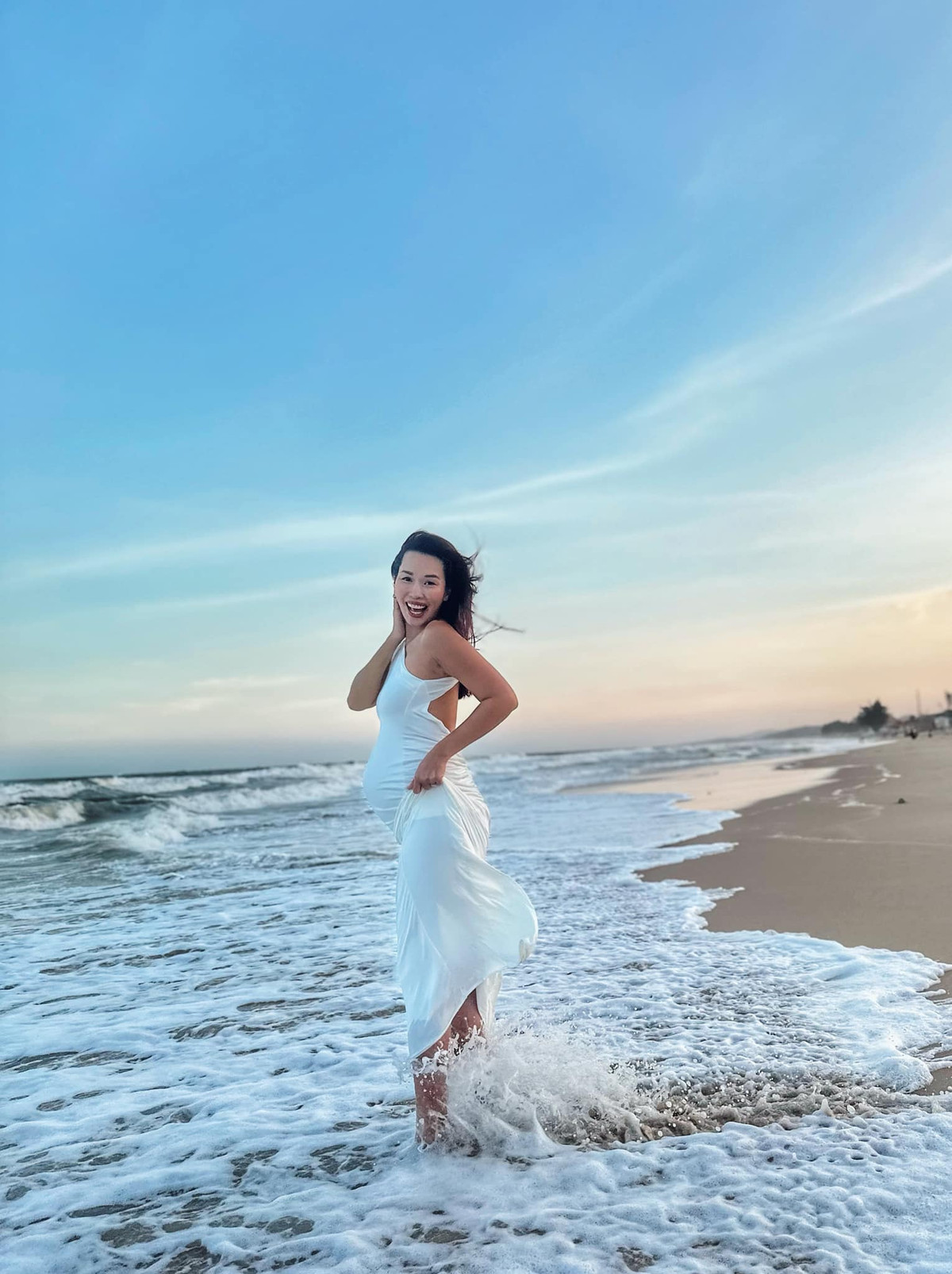 Cô tự tin khoe bụng bầu trong những bộ cánh táo bạo và đầy cá tính.