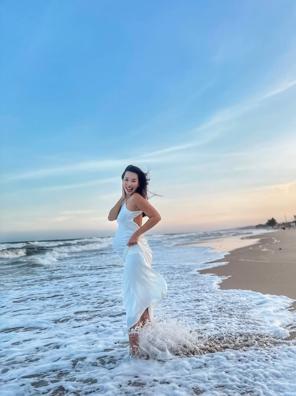 Cô tự tin khoe bụng bầu trong những bộ cánh táo bạo và đầy cá tính.