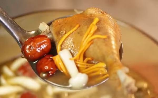 Quây quần cùng gia đình trong đêm giao thừa nhâm nhi món thịt vịt hầm đông trùng hạ thảo mềm ngọt cũng là gợi ý lý tưởng. Ảnh Internet