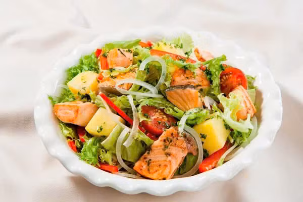 Nhẹ nhàng thưởng thức món salad cá hồi đón giao thừa. Ảnh Internet