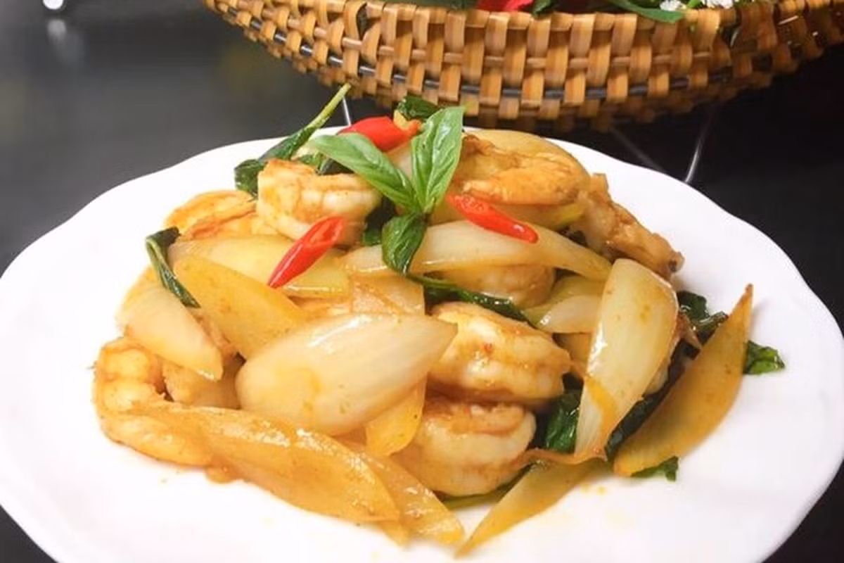 Tôm xào hành tây cũng là món ngon nên lựa chọn. Ảnh minh họa