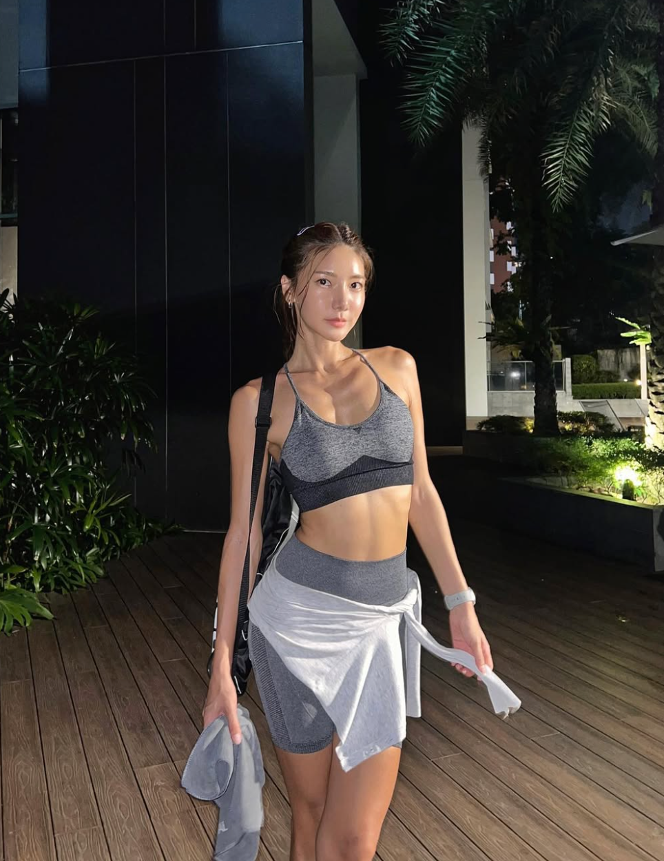 Mizili Yoon sinh năm 1986, sở hữu chiều cao 1m72 cùng tỷ lệ cơ thể cân đối.