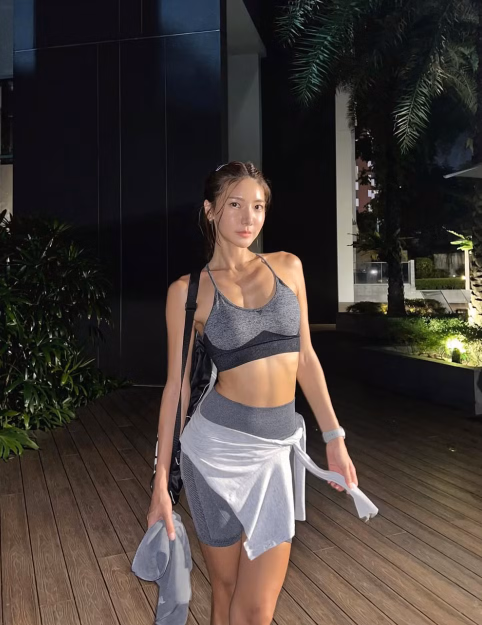 Mizili Yoon sinh năm 1986, sở hữu chiều cao 1m72 cùng tỷ lệ cơ thể cân đối.