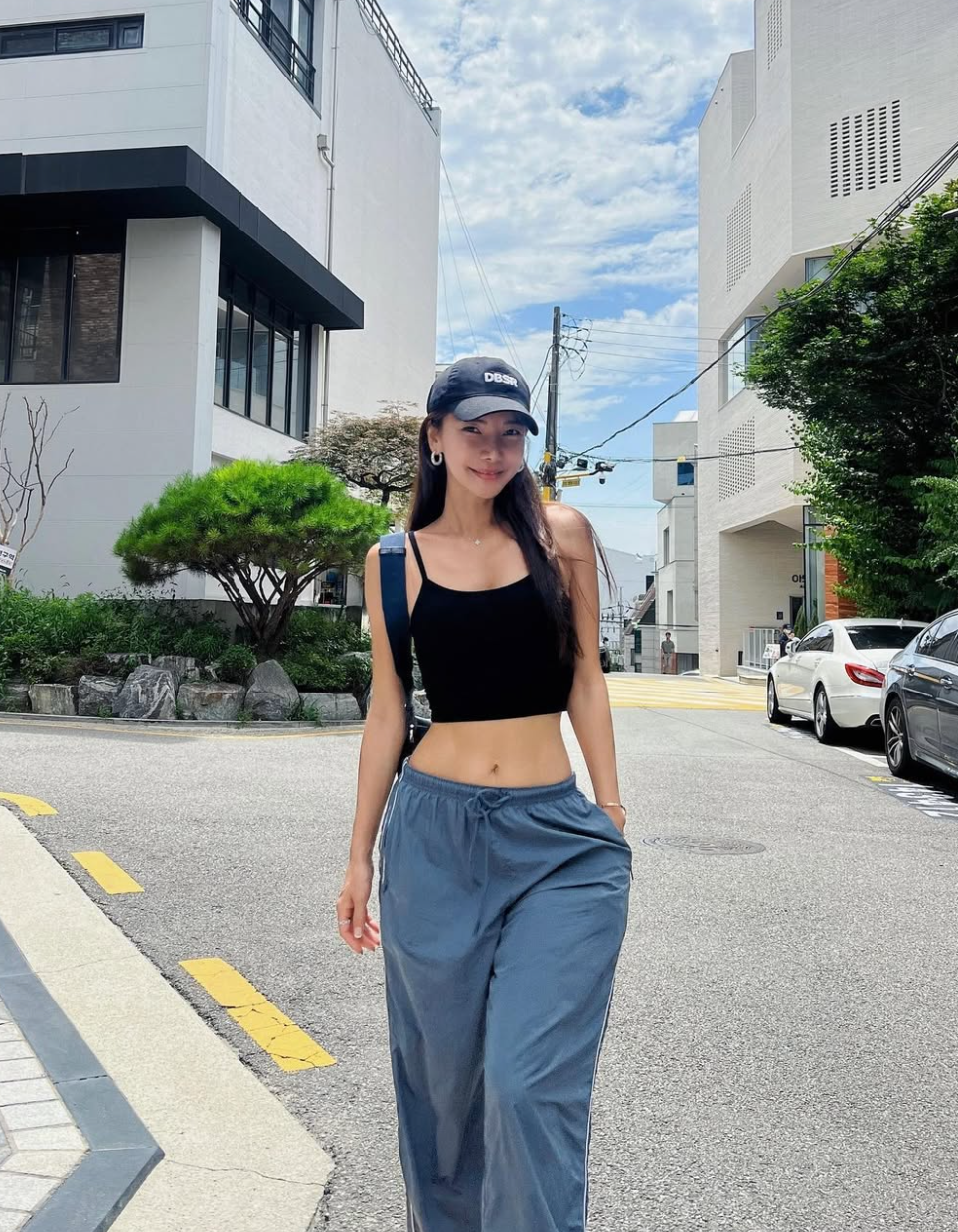 Đa phần cô diện áo croptop để khoe rãnh bụng.