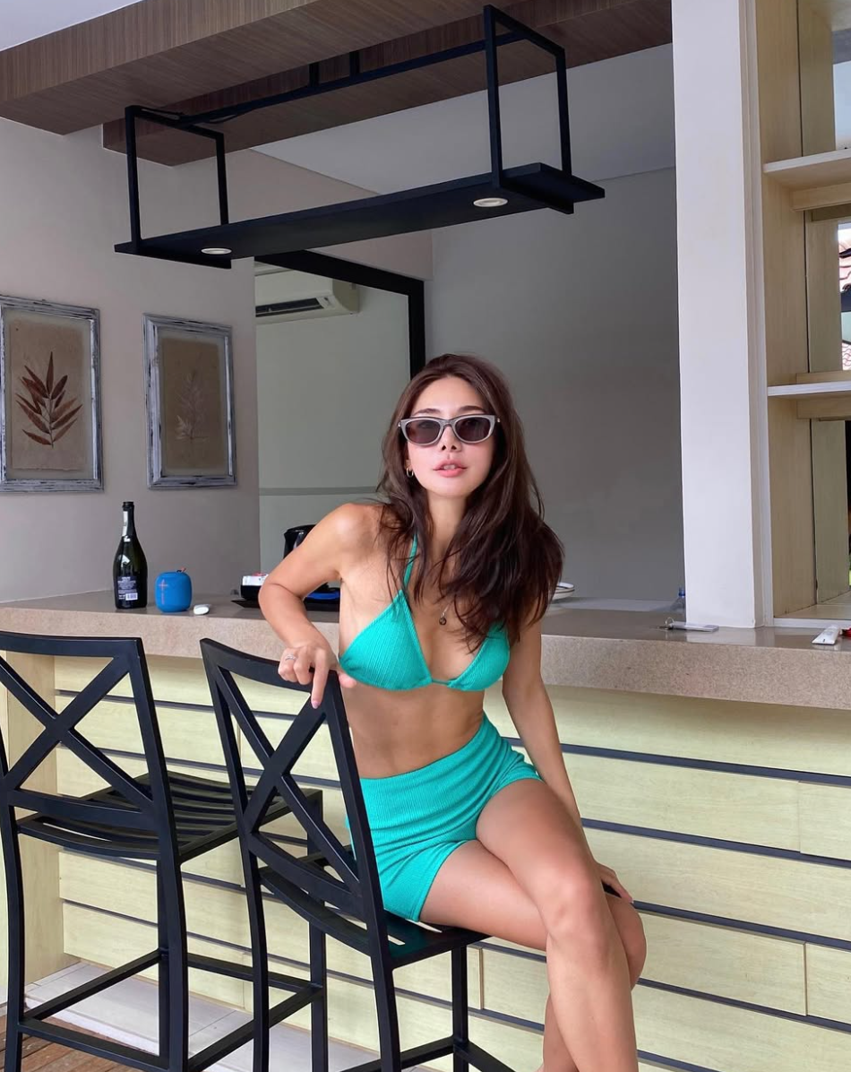 Vì để khoe rãnh bụng nổi múi nên mỹ nhân Hàn Quốc này thường diện trang phục gợi cảm, có khi táo bạo.