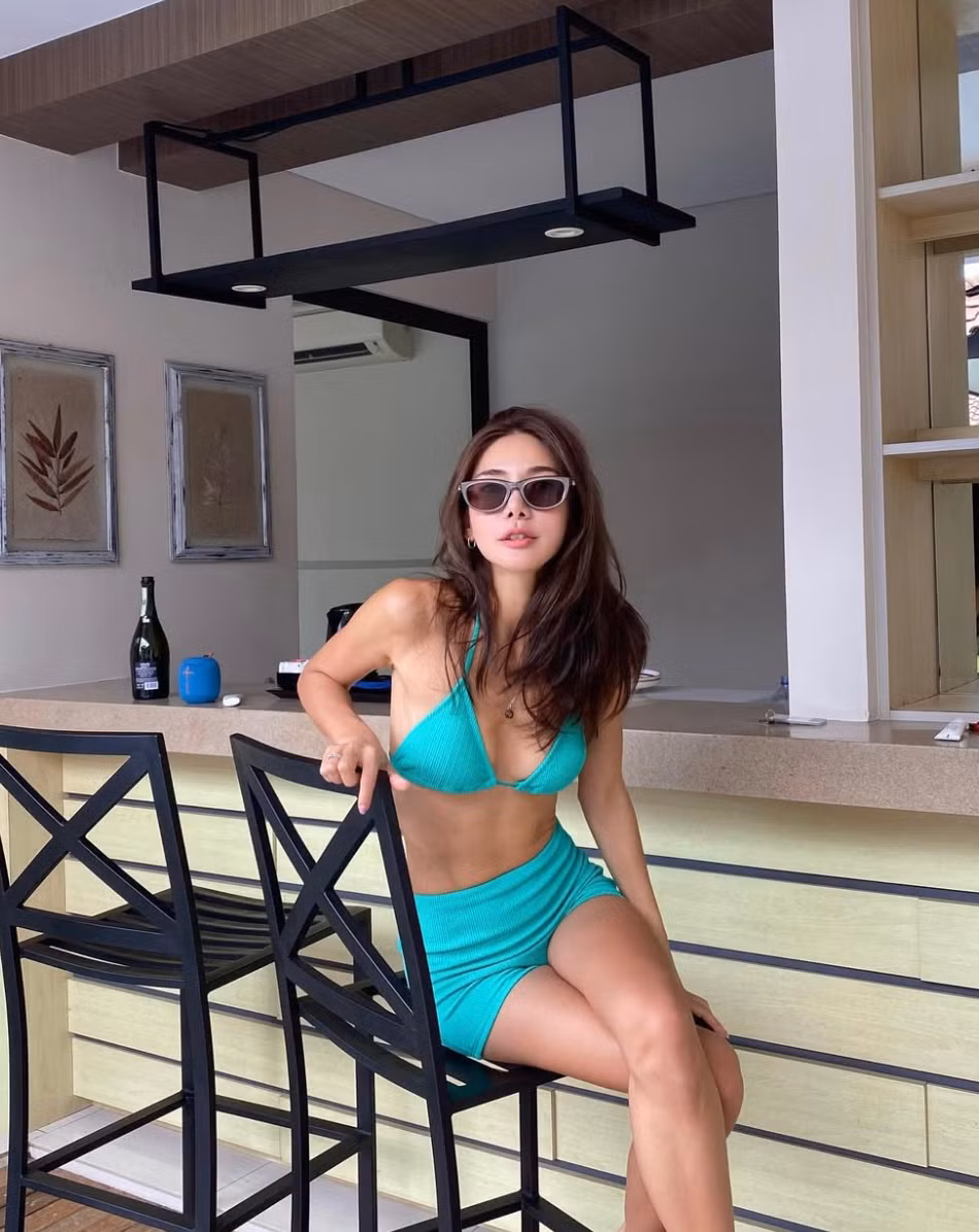 Vì để khoe rãnh bụng nổi múi nên mỹ nhân Hàn Quốc này thường diện trang phục gợi cảm, có khi táo bạo.