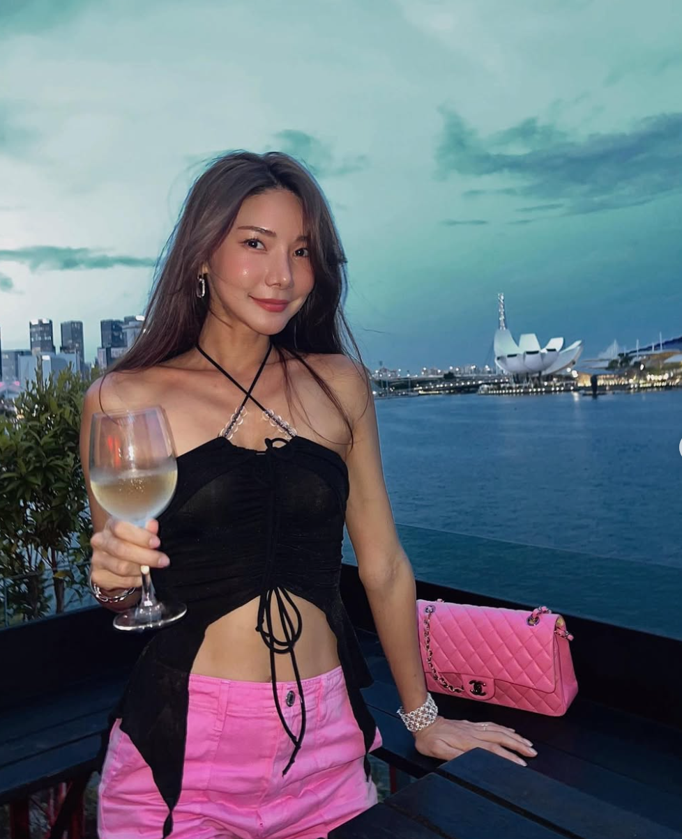 Những chiếc áo cut out phần bụng cũng được cô lựa chọn.