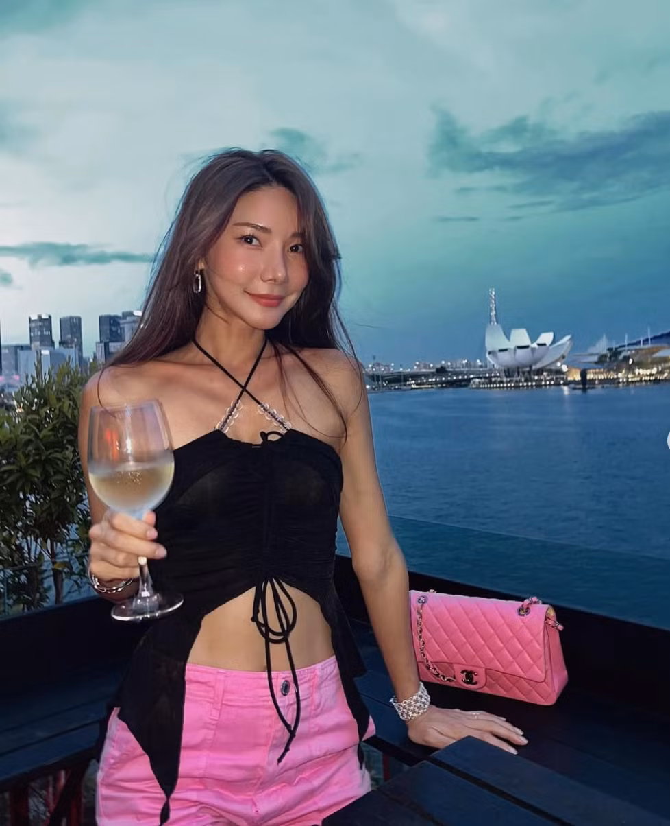 Những chiếc áo cut out phần bụng cũng được cô lựa chọn.