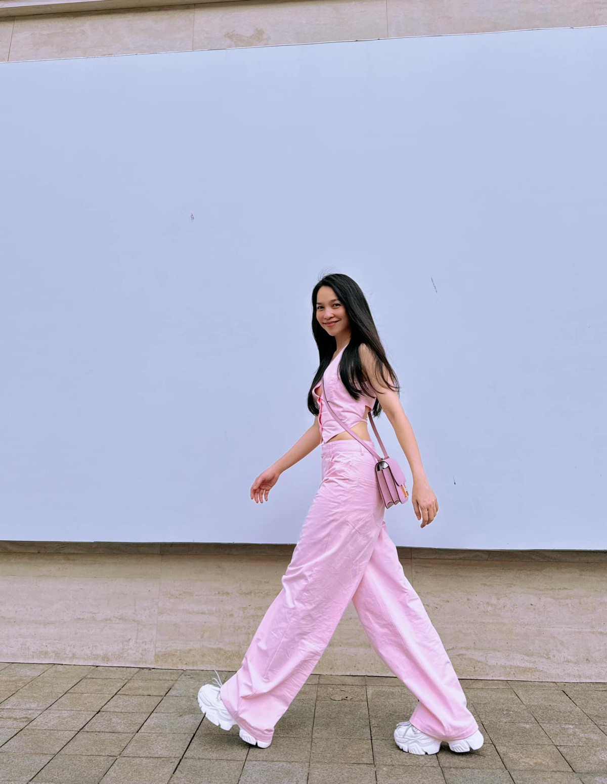 Hiền Thục tạo dáng trên phố. Ảnh: FB Hien Thuc