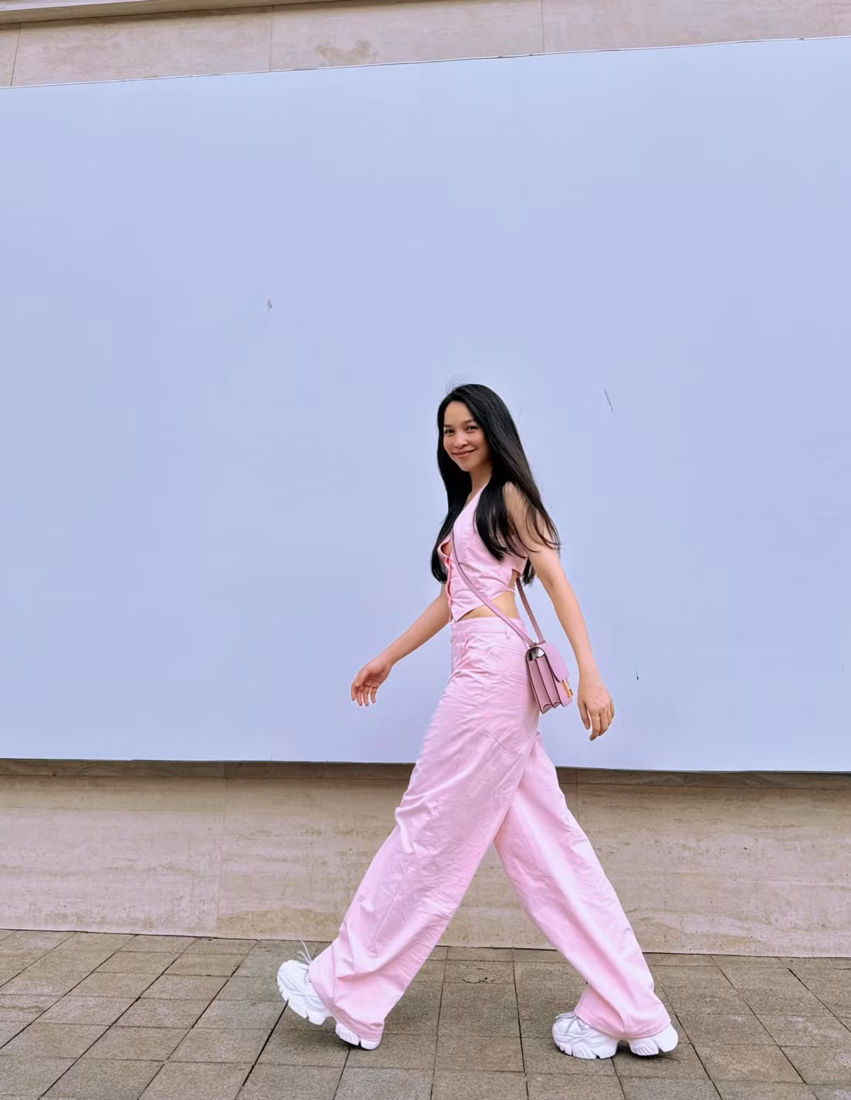 Hiền Thục tạo dáng trên phố. Ảnh: FB Hien Thuc