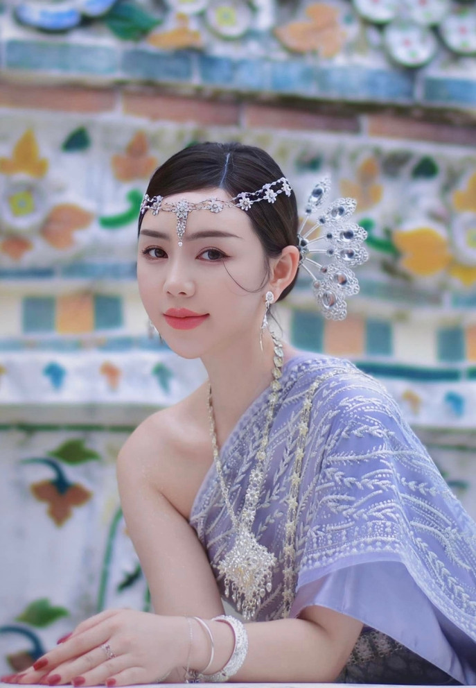 Quỳnh Kool đẹp như công chúa khi chụp ảnh tại ngôi chùa nổi tiếng ở Bangkok, Thái Lan. Ảnh: FB Quỳnh Nguyễn