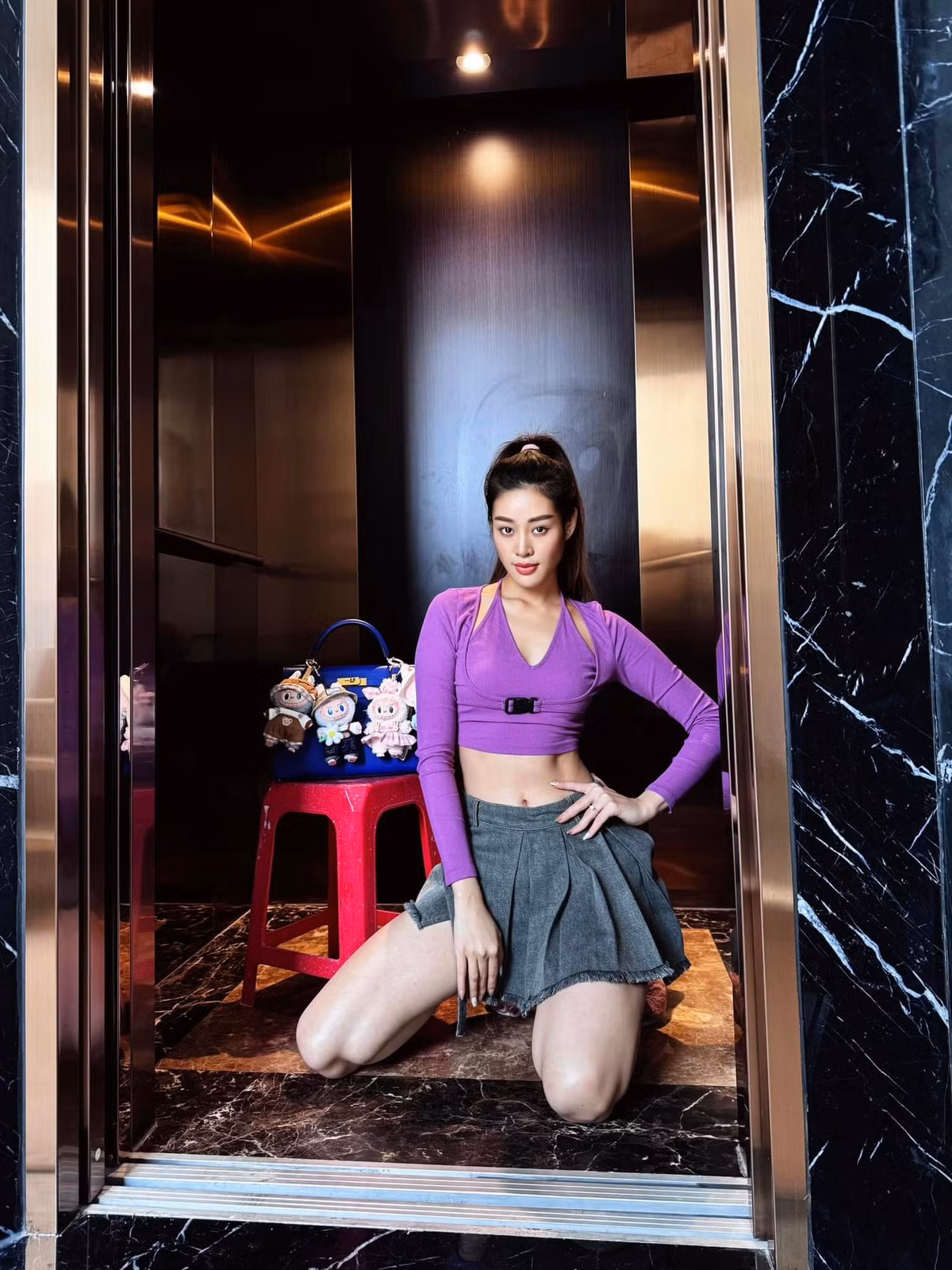 Khánh Vân bắt trend chụp với ghế. Ảnh: FB Nguyễn Trần Khánh Vân