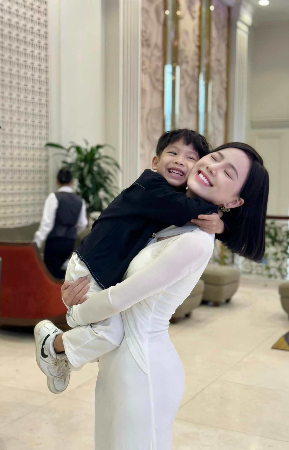 Diễn viên Minh Thu chụp ảnh tình cảm cùng con trai. Ảnh: FB Nguyễn Minh Thu