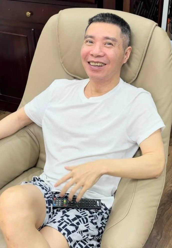 NSND Công Lý bị bà xã kém 15 tuổi đăng ảnh trêu ghẹo, gọi anh là "nhi đồng thối tai thích ăn bánh trung thu". Ảnh: FB Ngọc Hà Lê