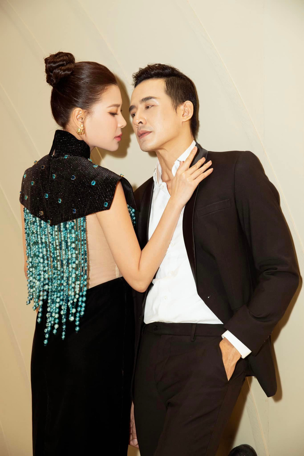 Lương Thế Thành sánh vai cùng bà xã: "Lâu lâu dẫn em đi trẩy hội nên làm mặt lạnh cho nó ngầu". Ảnh: FB Lương Thế Thành