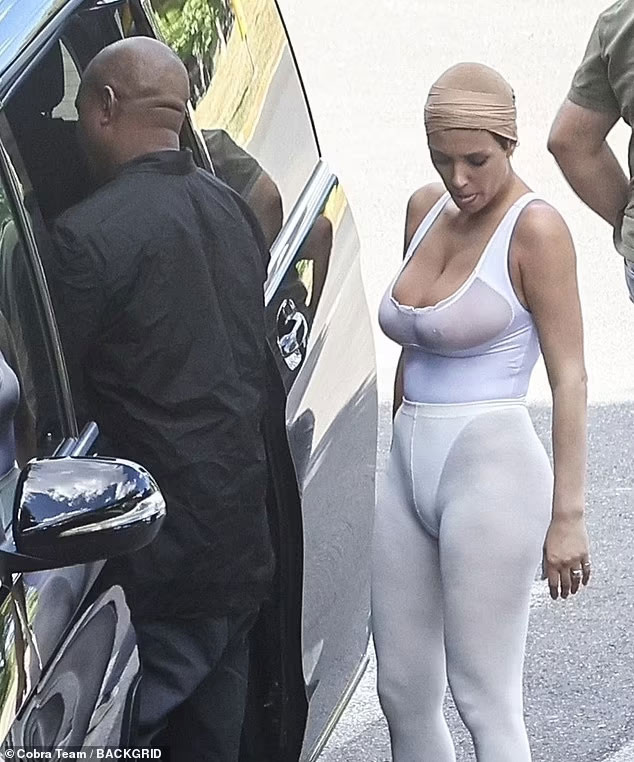 Trang phục bó sát, xuyên thấu, khoe cơ thể nhiều nhất có thể được Bianca Censori ưu ái chọn lựa mỗi khi xuất hiện cùng chồng. (Ảnh: Backgrid)