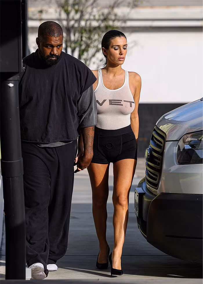 Vợ Kanye West được cho là nghiện style xuyên thấu không nội y bởi mỗi khi xuất hiện cô lại diện trang phục "mặc như không" này. (Ảnh: Backgrid)