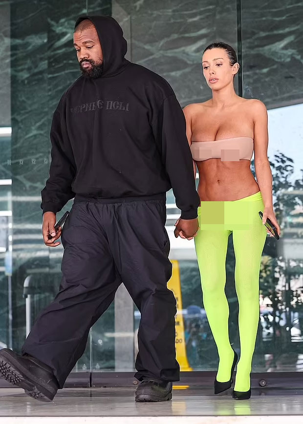 Với kiểu ăn mặc phản cảm, vợ chồng Kanye West nhận rất nhiều lời chỉ trích của công chúng. (Ảnh: Backgrid)