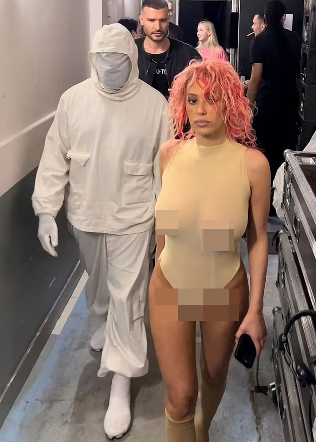 Bianca chọn trang phục như một chiếc áo bơi liền mảnh màu nude cùng chồng tới dự một show thời trang ở Paris vào tháng 6/2024. (Ảnh: Backgrid)