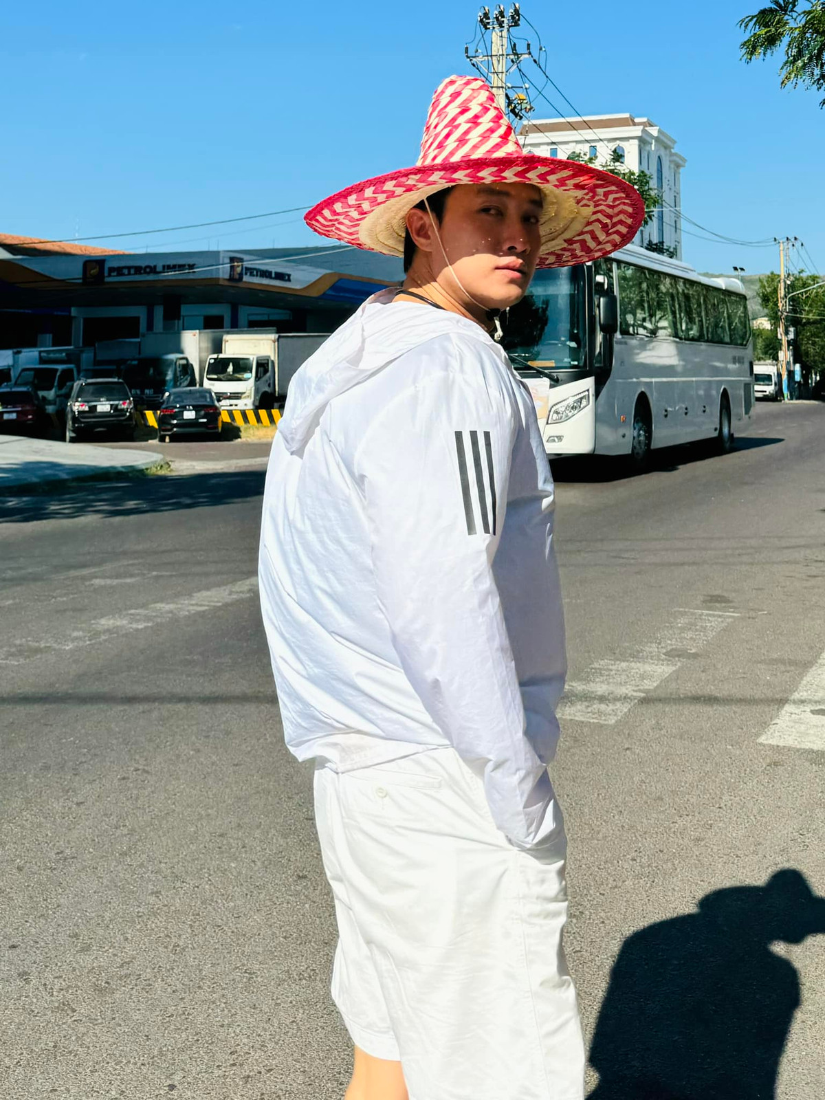 Diễn viên Quốc Trường chào tạm biệt Quy Nhơn, trở lại công việc. Ảnh: FB Nguyễn Quốc Trường