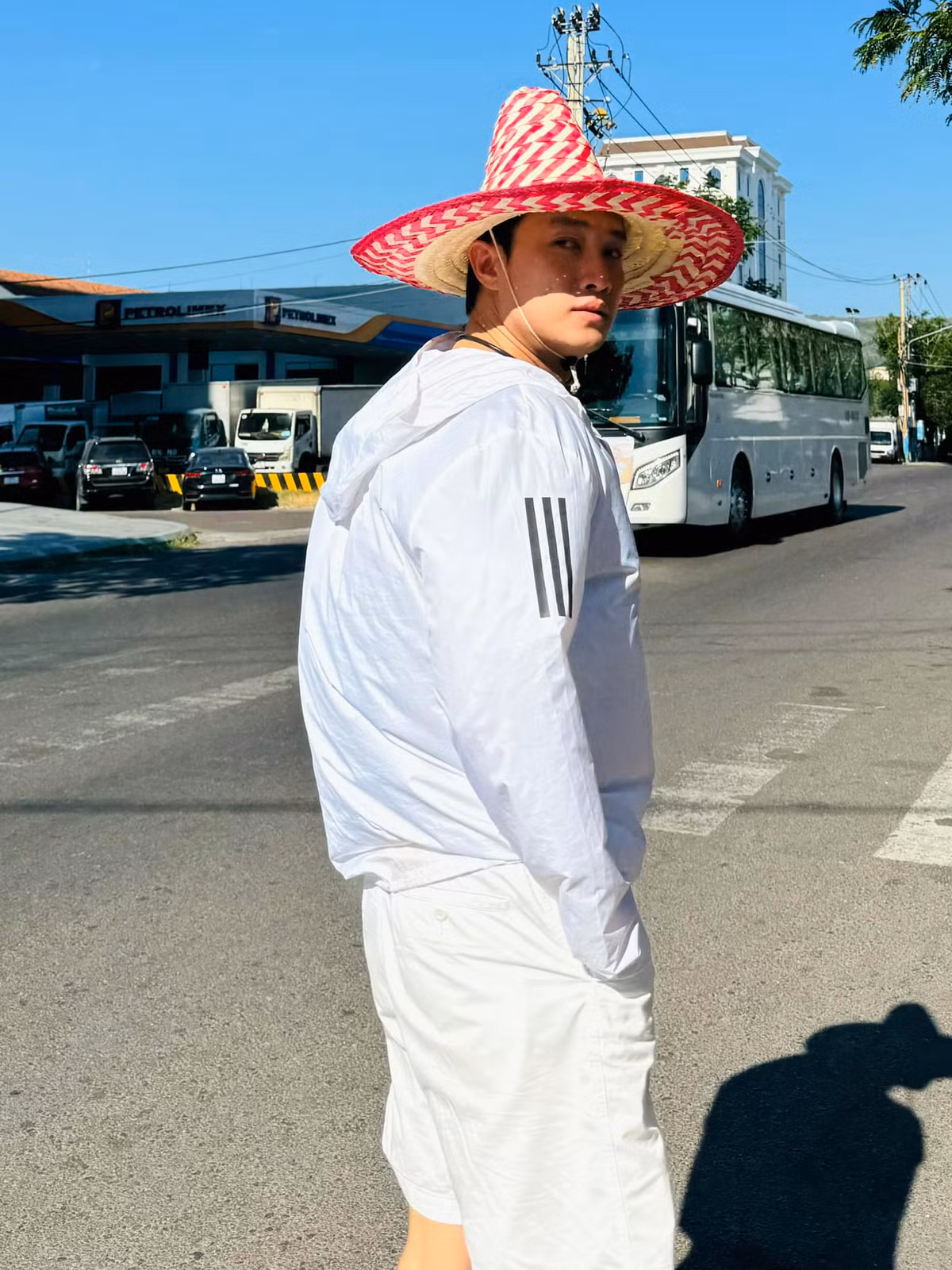 Diễn viên Quốc Trường chào tạm biệt Quy Nhơn, trở lại công việc. Ảnh: FB Nguyễn Quốc Trường