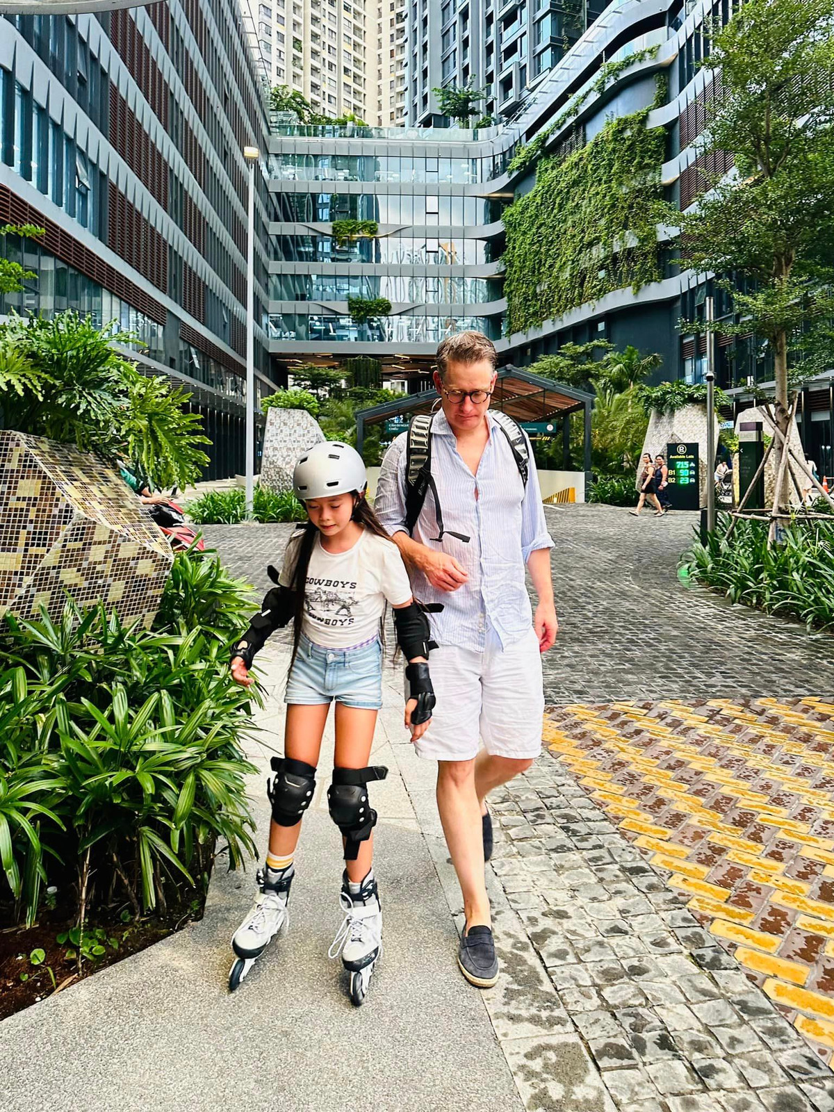 Đoan Trang đăng ảnh con gái được ba hướng dẫn chơi thể thao. Ảnh: FB Doan Trang