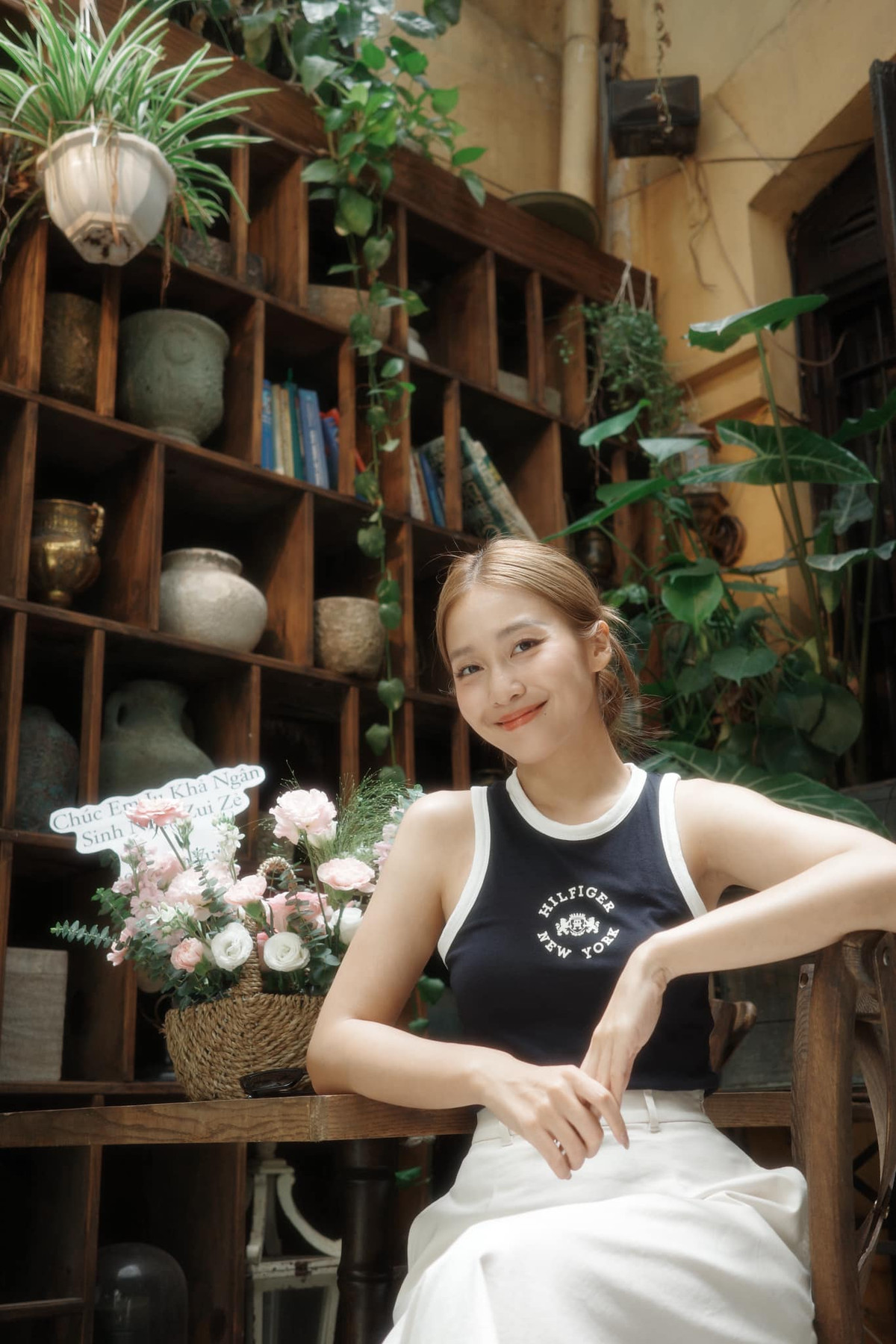 Diễn viên Khả Ngân tạo dáng bên hoa. Ảnh: FB Khả Ngân