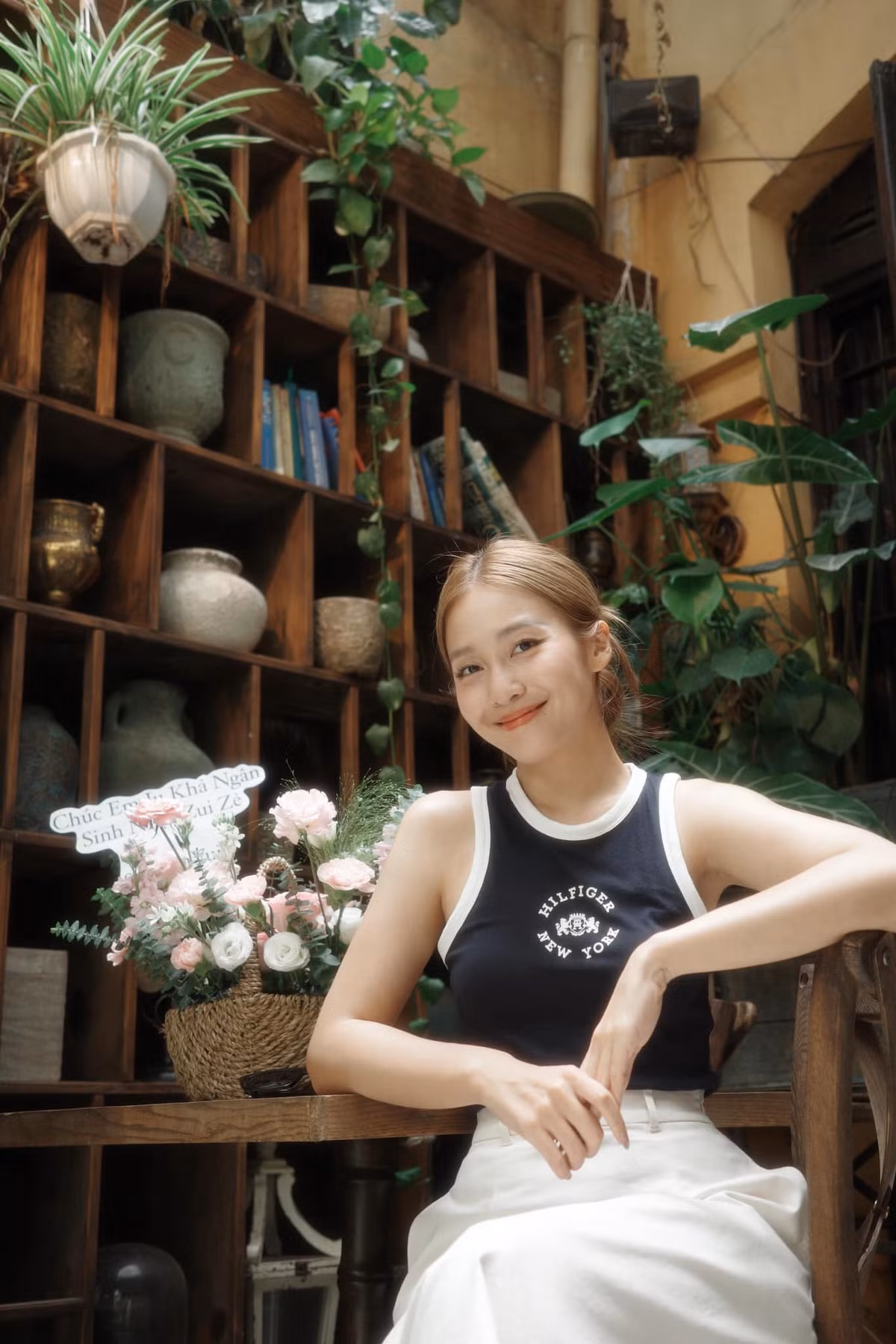 Diễn viên Khả Ngân tạo dáng bên hoa. Ảnh: FB Khả Ngân