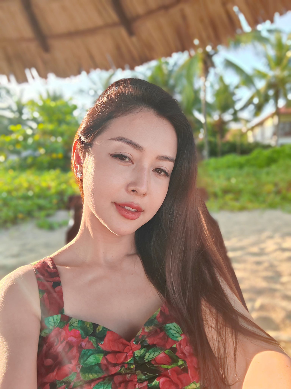 Hoa hậu Jennifer Phạm tự tin khoe làn da bất chấp nắng hè. Ảnh: FB Jennifer Pham