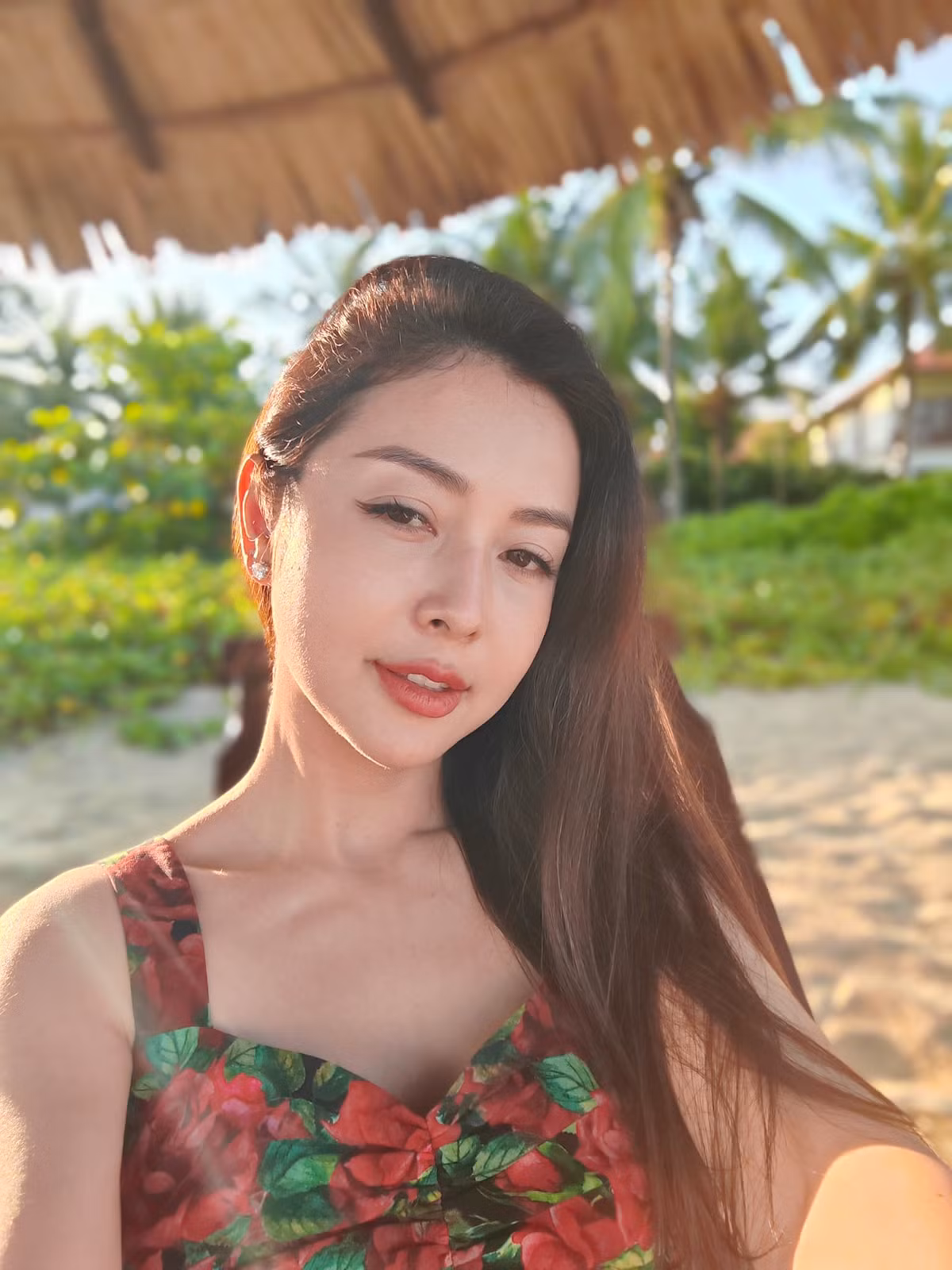 Hoa hậu Jennifer Phạm tự tin khoe làn da bất chấp nắng hè. Ảnh: FB Jennifer Pham