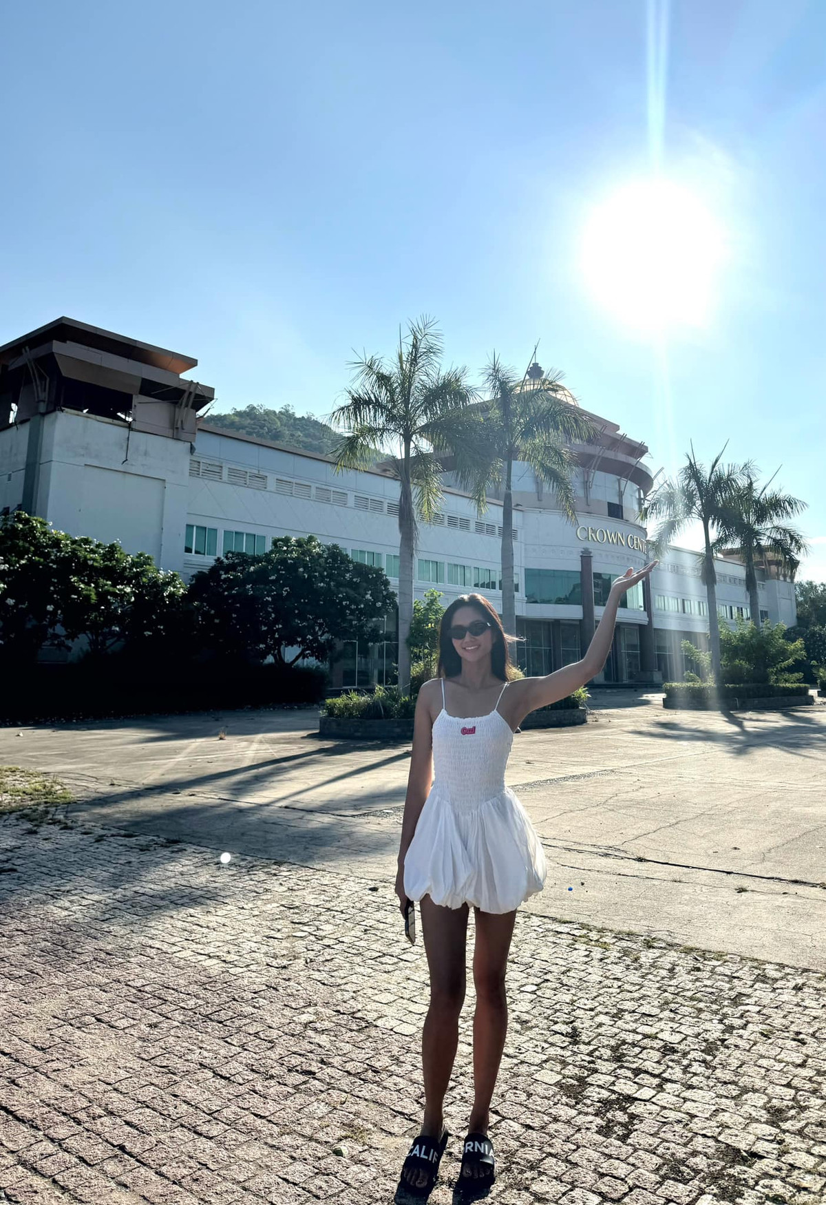 Hoa hậu H'Hen Niê: "Ghé thăm nơi mình đã đăng quang nè, xúc động lắm cả nhà ơi. Cảm ơn mi sân khấu Crown Center nhé". Ảnh: FB H'Hen Niê