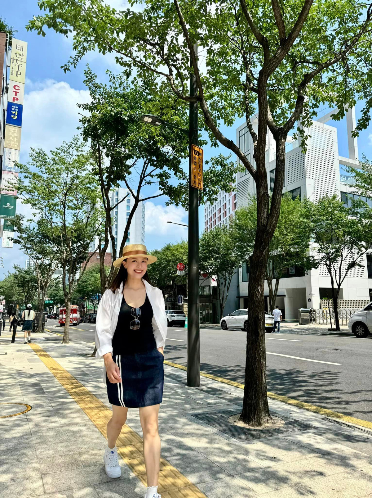 Hồng Diễm chú thích hình: "Phơi nắng thành công". Ảnh: FB Nguyen Hong Diem