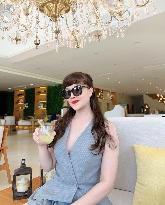 "Một ly nước mát có thể xua tan cái nóng oi ả, một nụ cười rạng rỡ có thể làm dịu lòng ta", nghệ sĩ Vân Dung viết. Ảnh: FB Vân Dung