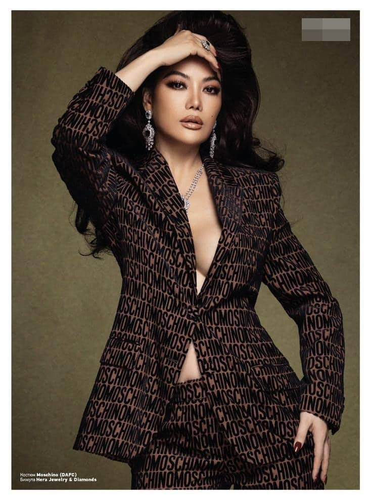 Mới đây, Trương Ngọc Ánh xuất hiện trên trang bìa tạp chí Glamour, đồng thời nhận được giải thưởng "International Celebrity & Business Force" (Nữ nghệ sĩ, doanh nhân toàn cầu) trong lễ trao giải thưởng "Người phụ nữ của năm" do tạp chí này tổ chức ở Bulgaria.