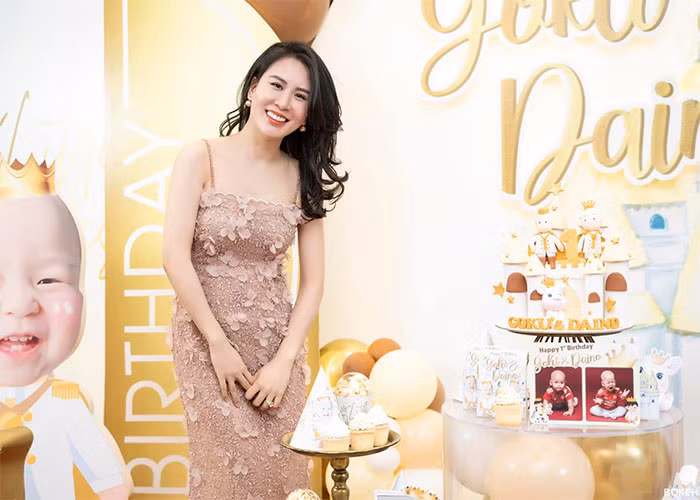 Bà mẹ hai con ngày càng trẻ đẹp và tươi tắn.