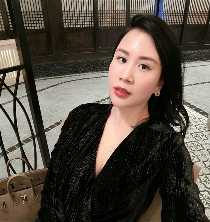 Trước khi kết hôn, Ngọc Hương là tiếp viên hàng không. Sau khi lập gia đình, cô kinh doanh online để có thời gian lo cho gia đình nhỏ.