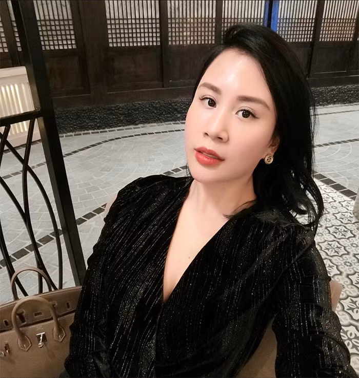 Trước khi kết hôn, Ngọc Hương là tiếp viên hàng không. Sau khi lập gia đình, cô kinh doanh online để có thời gian lo cho gia đình nhỏ.