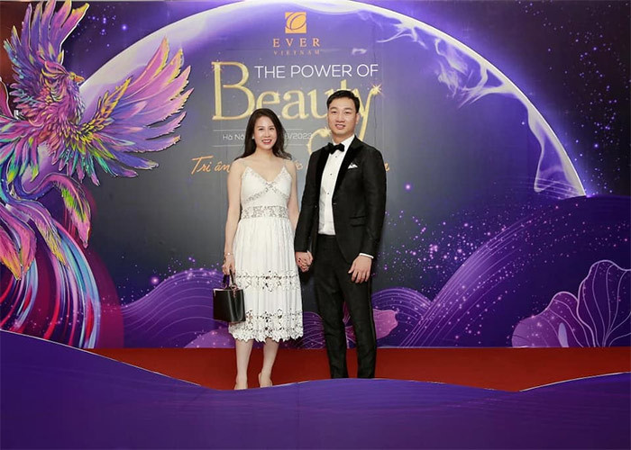 Vợ chồng MC Thành Trung rất đẹp đôi mỗi khi xuất hiện.