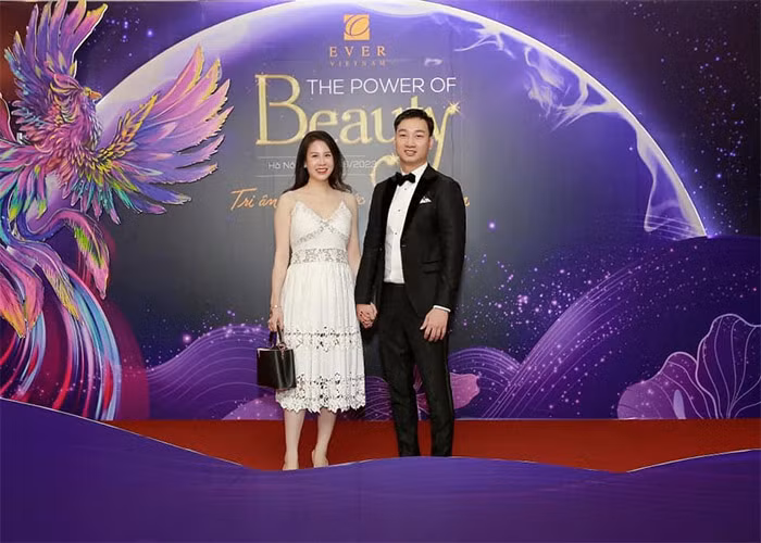 Vợ chồng MC Thành Trung rất đẹp đôi mỗi khi xuất hiện.