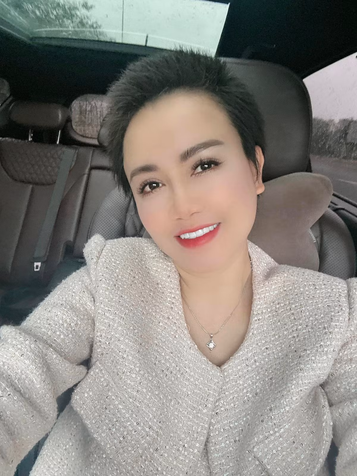 Ở ngoài đời thực, Đào Hoàng Yến có tình duyên lận đận. Dù vậy, cô vẫn luôn yêu đời và giữ cho mình phong độ nhan sắc nhiều người ngưỡng mộ. Ảnh: FBNV