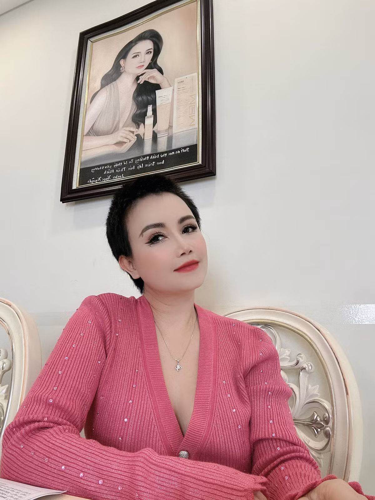 Cô cũng vui vẻ giao lưu với đông đảo bạn bè của mình. Ảnh: FBNV