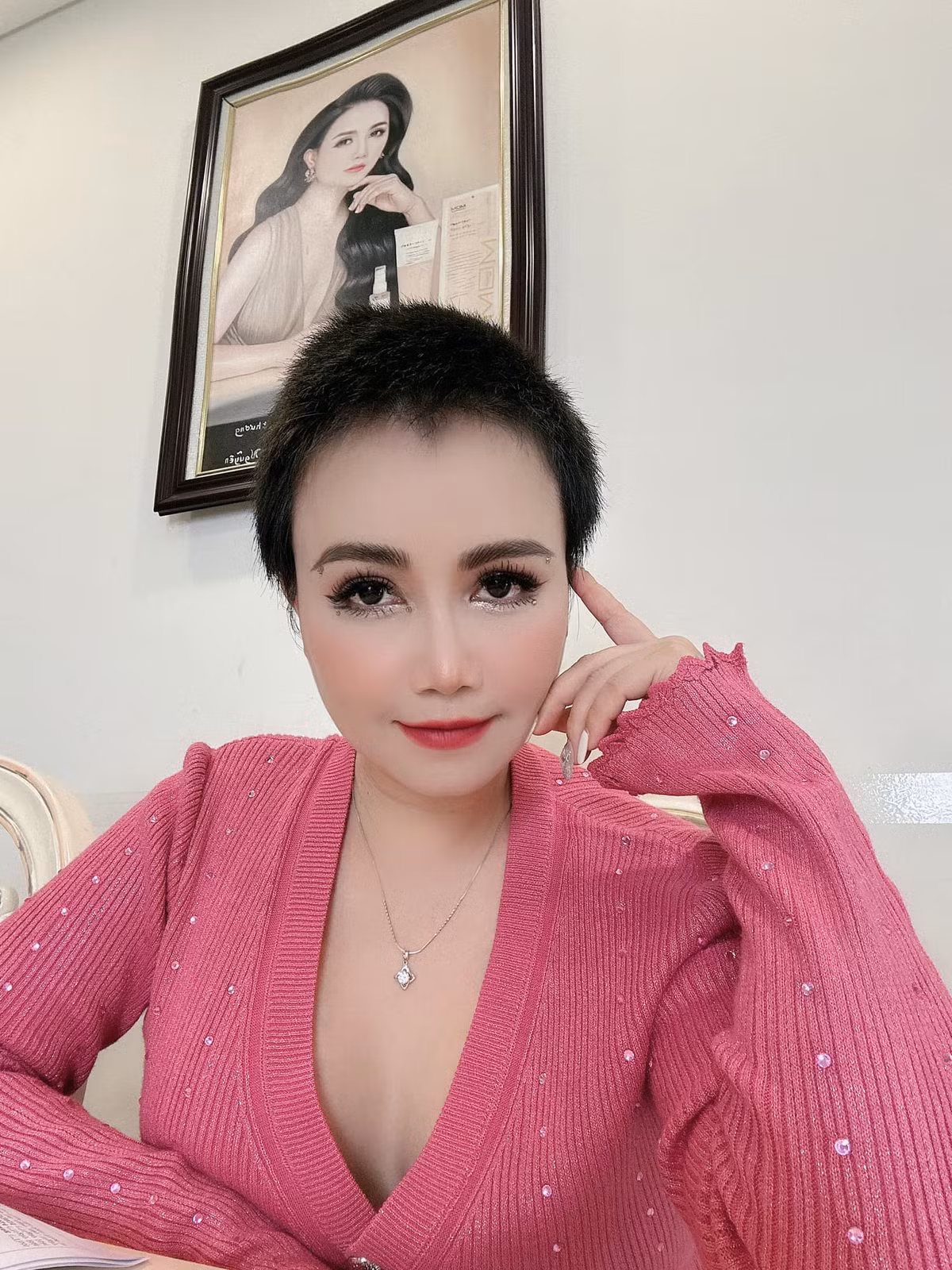 Nữ diễn viên cũng thường xuyên chia sẻ hình ảnh bản thân lên mạng xã hội, khoe nhan sắc mới với mái tóc ngắn. Ảnh: FBNV